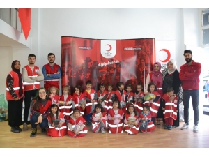 Minik Öğrencilerden Kızılay’a Giysi Bağışı