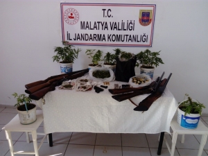 Esrar Ve Silahlar Ele Geçirildi