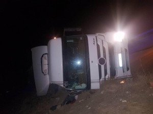 Pancar Yüklü Tır Devrildi: 1 Yaralı