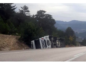 Ankara-istanbul Karayolunda Tır Devrildi: 1 Yaralı