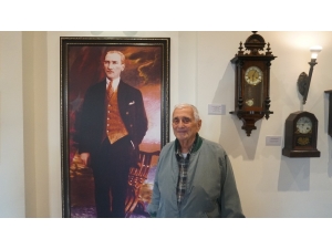 Çocukken Gördüğü Atatürk’ün Eşyalarını Görünce Gözyaşlarını Tutamadı