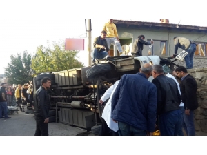 Uşak’ta İşçileri Taşıyan Servis Aracı Devrildi: 10’nun Üzerinde Yaralı