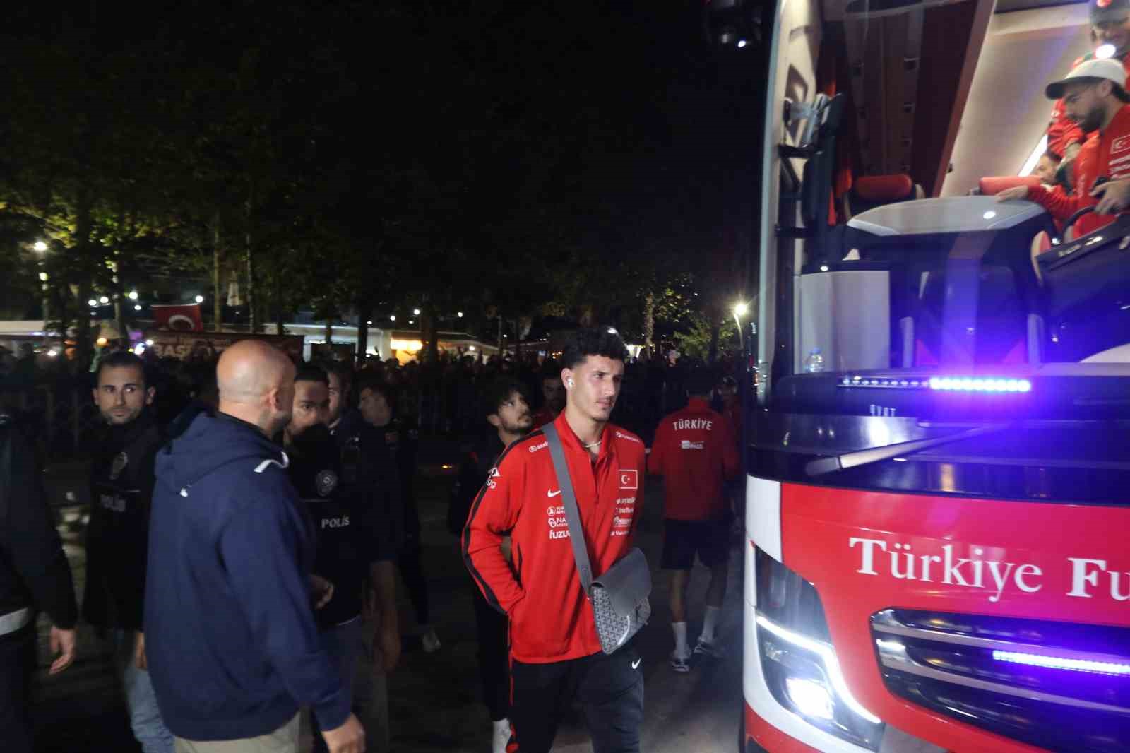 a-milli-futbol-takimi-ni-otel-onunde-yuzlerce-taraftar-karsiladi