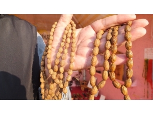 Burhaniye’de Zeytin Çekirdekleri Tespih, Odunları İse Takı Oldu