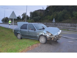 Kontrolden Çıkan Otomobil Bariyerlere Çarptı: 1 Yaralı