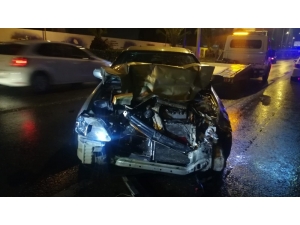 İzmir’de Zincirleme Trafik Kazası... 6 Aracın Karıştığı Kazada 9 Kişi Yaralandı