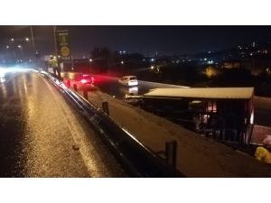 Bariyerleri Aşan Kamyon Alt Yola Uçtu