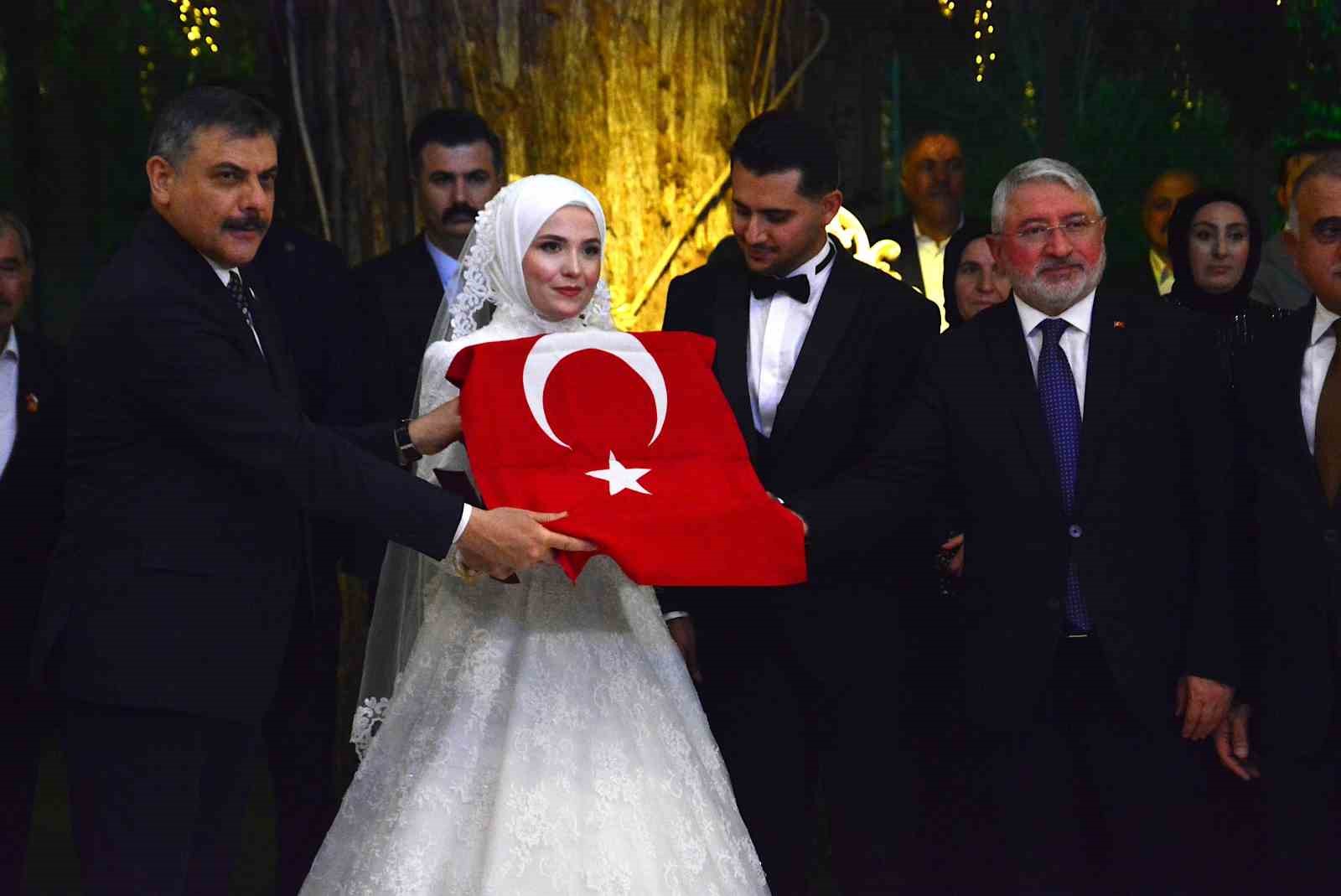 icisleri-bakani-ciftci-ak-parti-corum-il-baskani-nin-oglunun-dugunune-katildi
