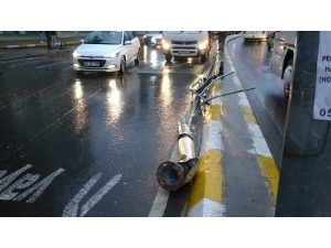 Pendik’te Faciadan Dönüldü, İett Otobüsü Ağaca Çarparak Durdu