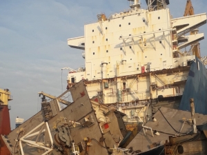 Parçalanmak Üzere Olan Gemiye Dev Akaryakıt Operasyonu