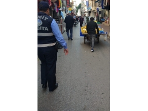 İzmit’te Seyyar Satıcılarla İlgili Denetimler Devam Ediyor