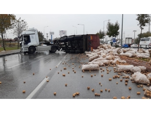 Patates Yüklü Tır Devrildi, Karayolu Patates Tarlasına Döndü