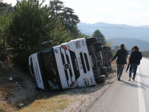 Kontrolden Çıkan Tır Şarampole Devrildi: 1 Yaralı