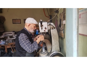 86 Yaşındaki Ayakkabı Tamircisi, Tükenmeye Yüz Tutmuş Mesleğiyle Direniyor
