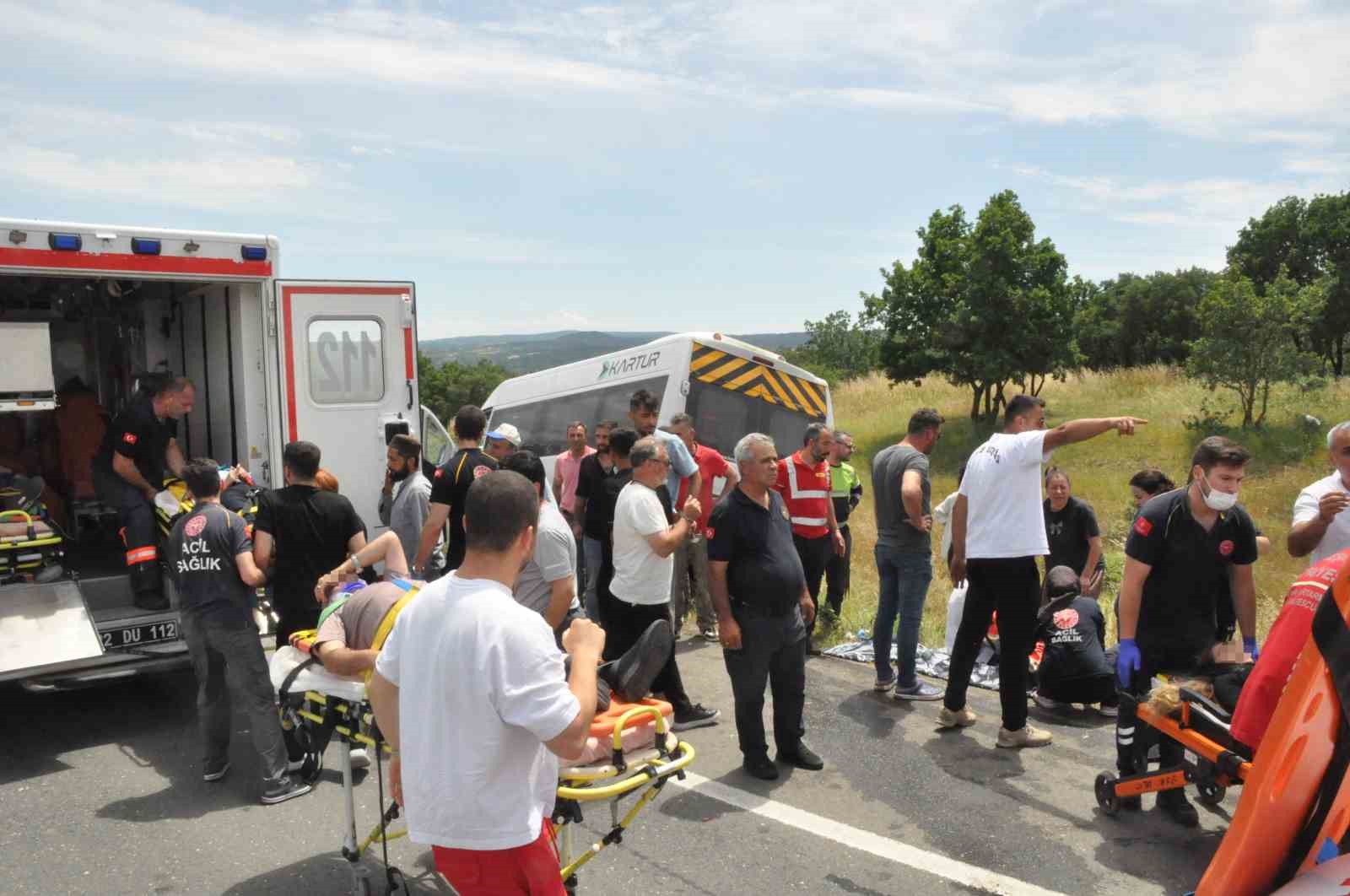 edirne-de-yolcu-minibusu-tira-carpti-16-yarali