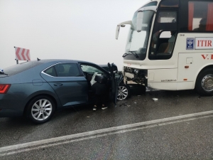 Otobüs İle Otomobil Çarpıştı 2 Kişi Yaralandı