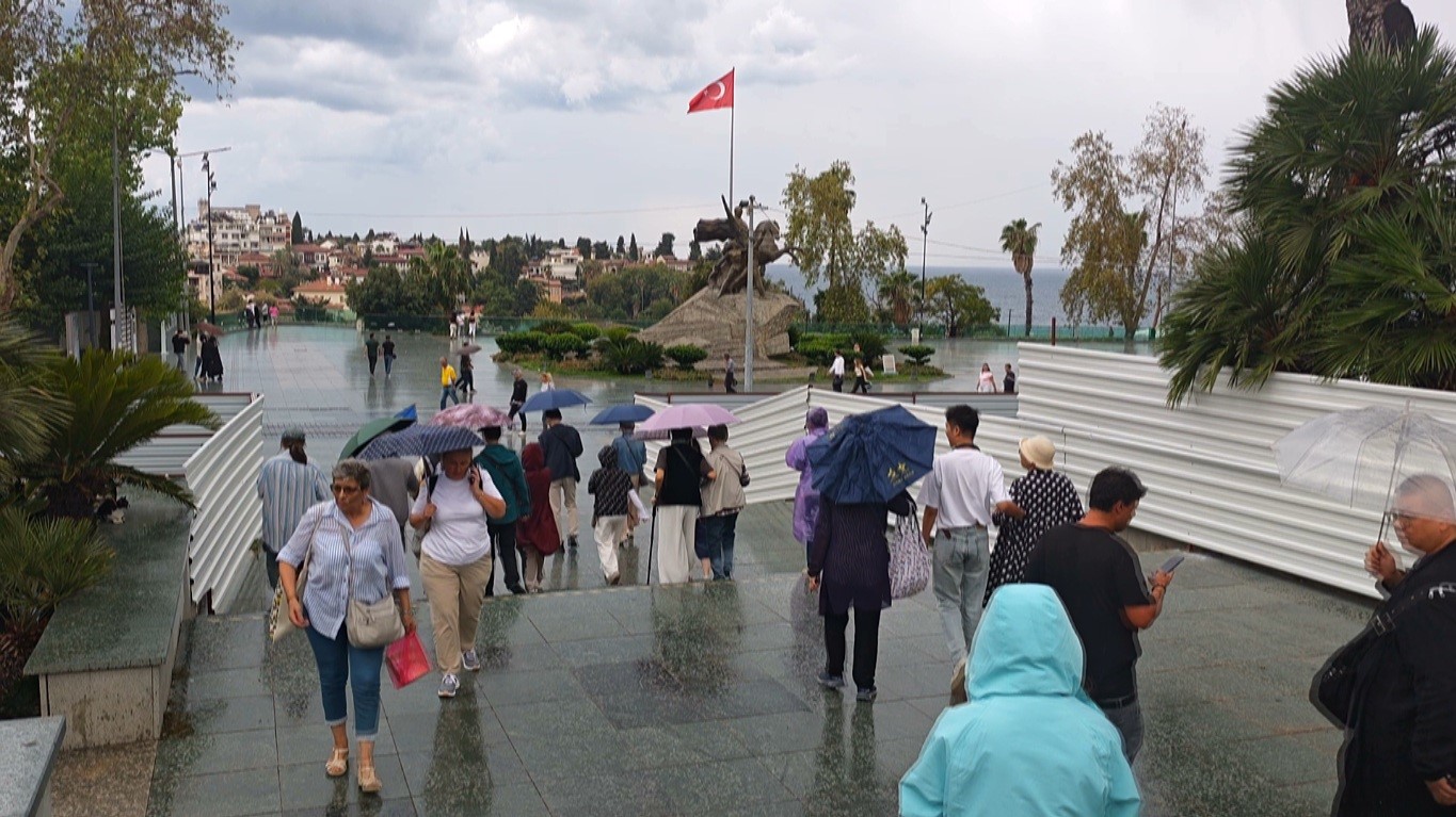 cumhuriyet-meydani-nda-semsiyeler-acildi-turistler-yagmura-ragmen-gezilerini-surdurdu