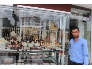 Silahlı Soygunda Çalınan 3 Kilo Altınına Kavuşan Kuyumcunun Mutluluğu