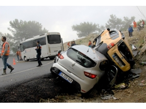 Sakar Rampasında Zincirleme Kazada 5 Araç Birbirine Girdi