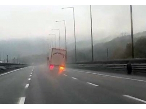 Bolu’da Tem Otoyolu’nda Lastiği Çıkan Tır Tehlikeye Neden Oldu