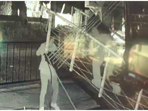 Portatif Köprüden Girdikleri Tur Teknesinde Alkol İçip, Cipsleri Yiyip Gittiler