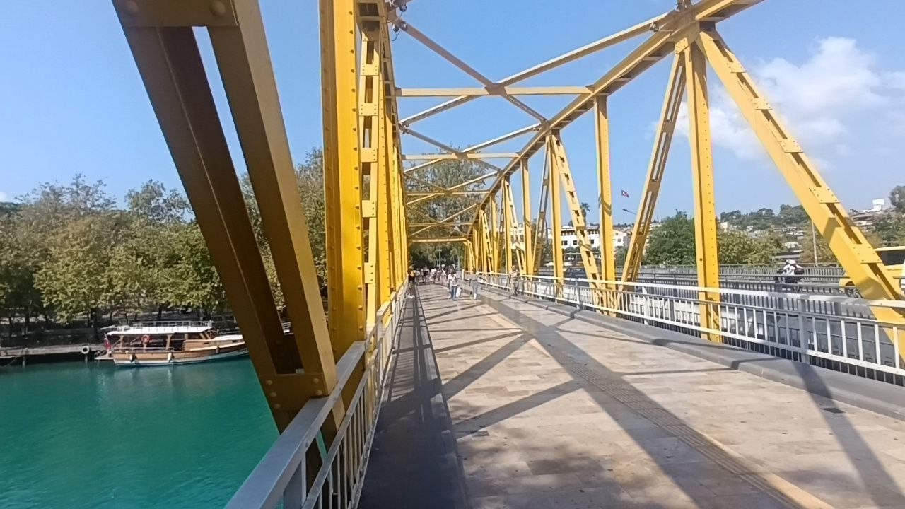 sicaktan-bunalan-cocuklarin-manavgat-irmagi-nda-tehlikeli-serinligi