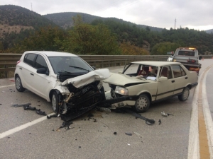 Otomobiller Kafa Kafaya Çarpıştı, 2 Yaralı