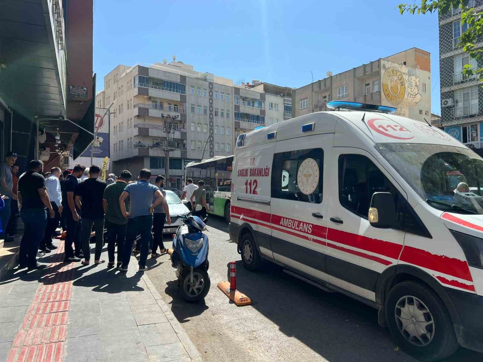 batman-da-belediye-otobusu-ile-motosiklet-carpisti-1-yarali