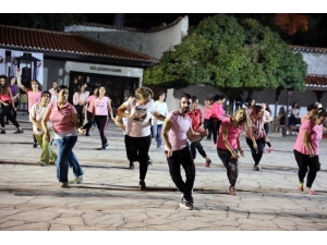 Meme Kanserine ‘Zumba’ Yaparak Dikkat Çektiler