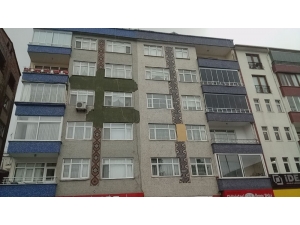 Rize’de Bir Binanın Dış Cephe Kaplaması Tehlike Saçıyor