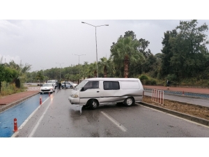 Takla Atarak Karşı Şeride Geçip Seyir Halindeki Kamyonete Çarptı: 1 Yaralı