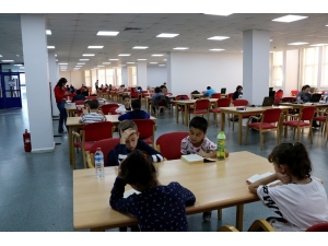 Minik Maceracılar Kütüphanede Buluştu