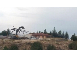 Yıkılan Duvarın Altında Kalan İşçi Ölümden Döndü