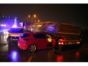 Sivas’ta Otomobil Tırın Altına Girdi: 4 Yaralı