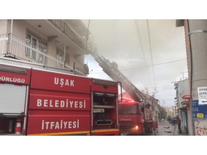 Uşak’ta Bir Evin Çatı Katında Çıkan Yangın Mahalleliyi Korkuttu