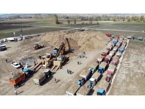 Çiftçilerin Zorlu Pancar Mesaisi Devam Ediyor