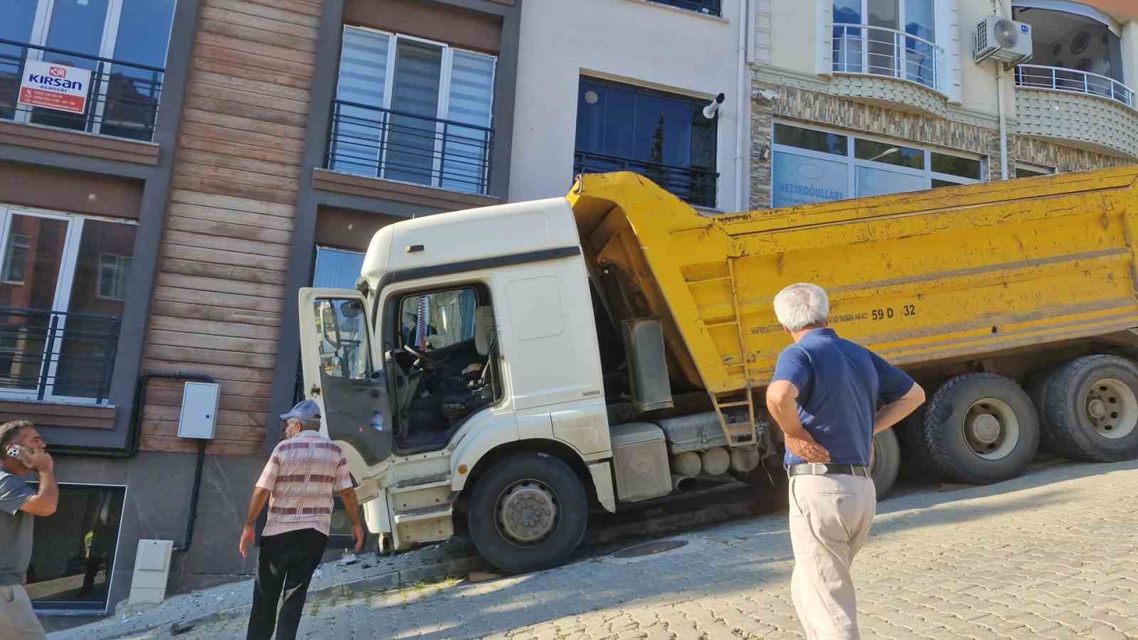 freni-bosalan-kamyon-eve-carpti-mahalle-sakinleri-deprem-oluyor-sandi