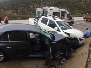 Yağıştan Dolayı Direksiyon Hakimiyeti Kaybolan Kamyonet Kaza Yaptı: 2 Yaralı