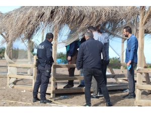 Polis Ceset Üzerinde Çalışırken Turistler Kitap Okuyup Vatandaşlar Balık Tuttu