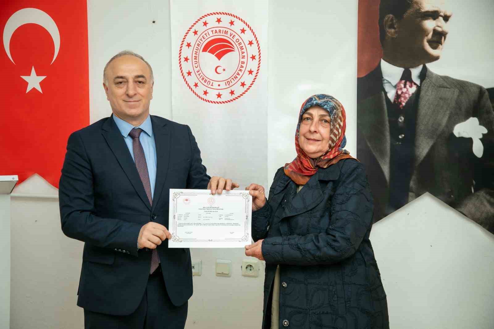 safran-yetistiriciligi-egitimi-alan-ureticilere-sertifika-toreni-duzenlendi