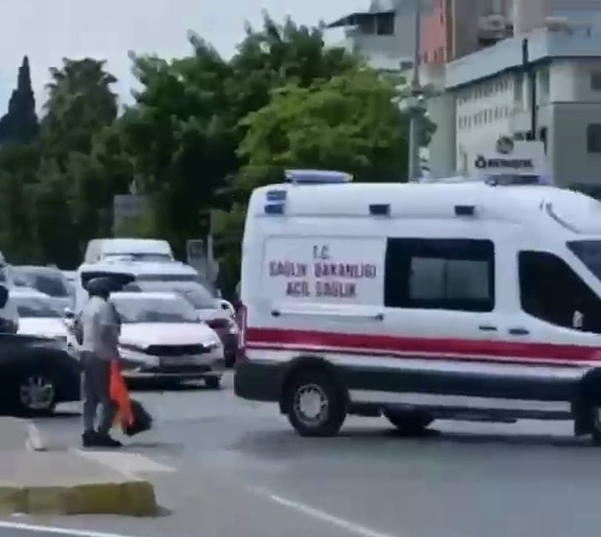 supurgeyi-birakti-uzerinden-cikardigi-yelegini-can-kurtarmak-icin-salladi