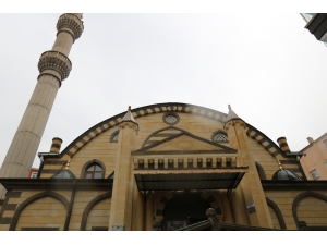 Caminin Musluklarını Çaldılar