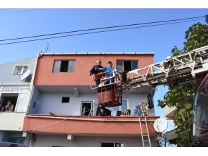 Pencereden Girmeye Çalışırken Düşerek Yaralandı