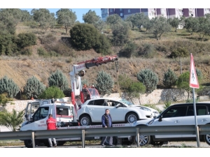 Kontrolünü Kaybeden Otomobil Ağaca Çıktı