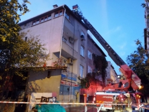 Ümraniye’de 4 Katlı Binanın Çatısı Alev Alev Yandı