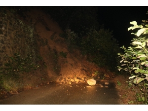Rize’de Heyelan Nedeniyle Yol Trafiğe Kapandı