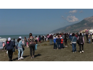 Türkiye’nin En Uzun Kumsalında Öğrenciler Çöp Topladı