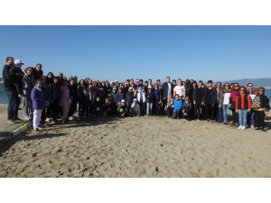 Burhaniye’de Öğrenciler Sahil Temizliği Yaptı