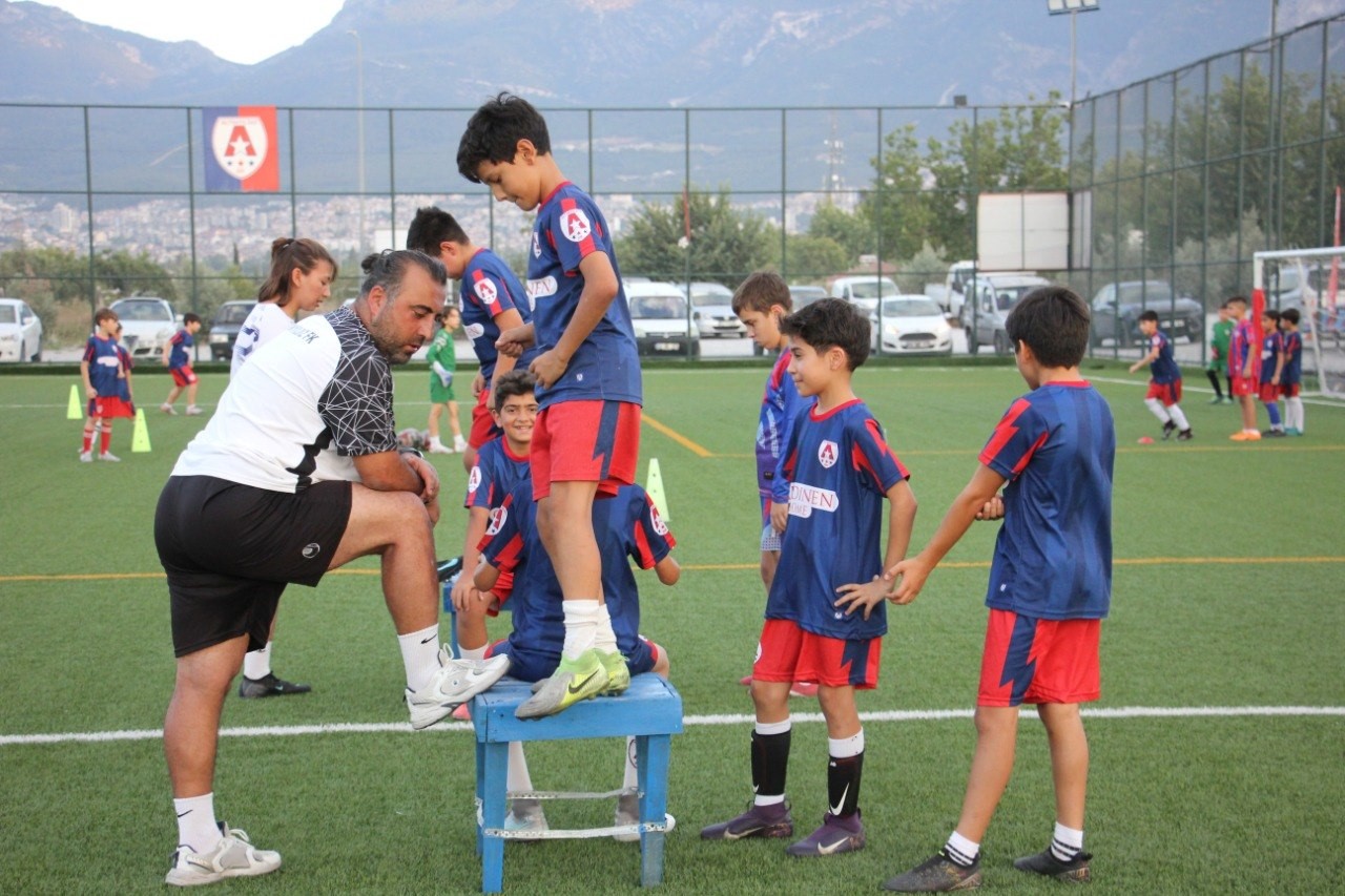 gelisim-ligi-ne-u14-ve-u15-de-katilacak-olan-altinyildiz-calismalara-hiz-verdi