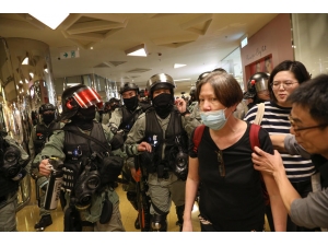 Bıçakla 6 Kişiyi Yaraladı, Bir Göstericinin İse Kulağını Isırarak Kopardı